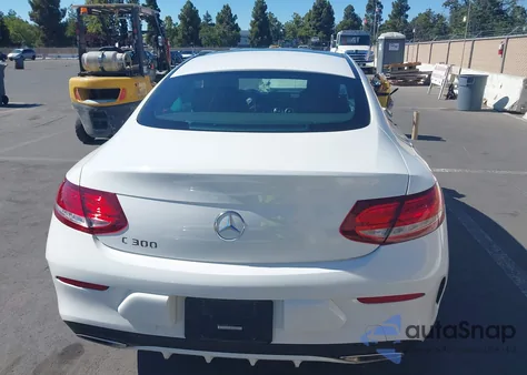 2017 Mercedes-Benz C 300 z USA, uszkodzony, nr VIN WDDWJ4JB4HF536642